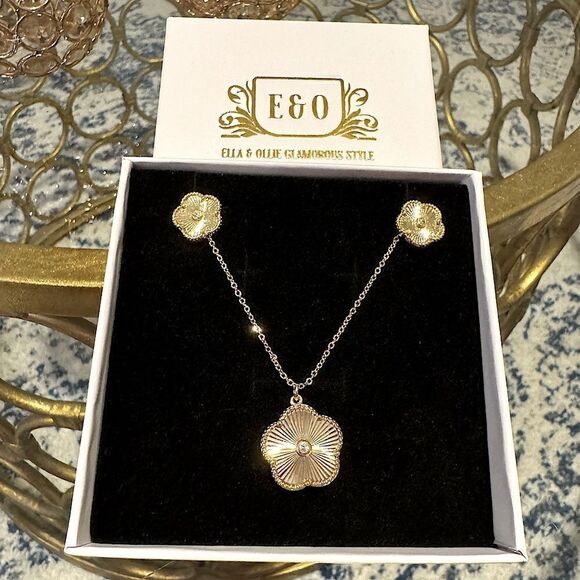 18 K GOLD PLATING LUCKY CLOVER EARRINGS AND NECKLACE SET WITH ACCENT DIAMOND - Picture 4 of 5